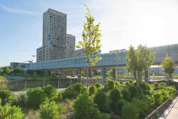 Die U-Bahnstation Seestadt
                                    mit dem HoHo Wien