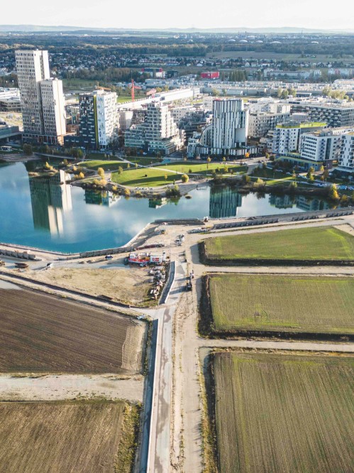 Die Seestadt zählt bereits heute 12.000 Bewohner*innen, rund 550 Unternehmen und über 5.000 Menschen, die in der Seestadt arbeiten. 