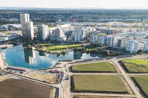 Die Seestadt zählt bereits heute 12.000 Bewohner*innen, rund 550 Unternehmen und über 5.000 Menschen, die in der Seestadt arbeiten. 