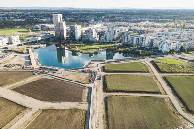 Die Seestadt zählt bereits heute 12.000 Bewohner*innen, rund 550 Unternehmen und über 5.000 Menschen, die in der Seestadt arbeiten. 