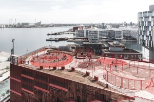 Mit Parking House + Konditaget Lüders verwandelten JAJA Architects ein Parkhausdach in einen spektakulären öffentlichen Spiel- und Bewegungsraum auf 24 Metern Höhe.